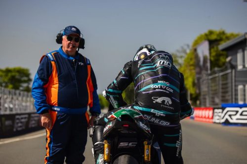 Michael Dunlop von hinten auf dem Motorrad im Paddock vor dem Qualifying – Isle of Man TT 2026
