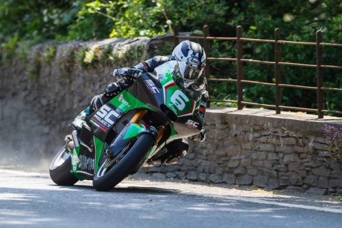 Michael Dunlop mit Startnummer 6 in Schräglage an einer Steinmauer auf dem Mountain Course – Isle of Man TT 2026 Qualifying