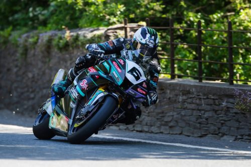 Michael Dunlop in Schräglage auf dem Mountain Course an einer Steinmauer – Isle of Man TT 2026 Qualifying