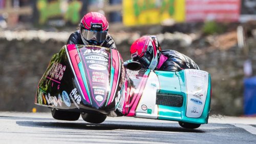 Pete Founds und Jevan Walmsley im AWB-Sidecar mit rosa Helmen auf dem Mountain Course – Isle of Man TT 2026 Qualifying
