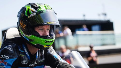 Nahaufnahme Mike Browne mit grünem Arai-Helm im Paddock – Isle of Man TT 2026 Qualifying