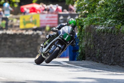 Mike Browne mit Startnummer 1 auf der Paton in Schräglage an Steinmauer – Isle of Man TT 2026 Qualifying Sportbike