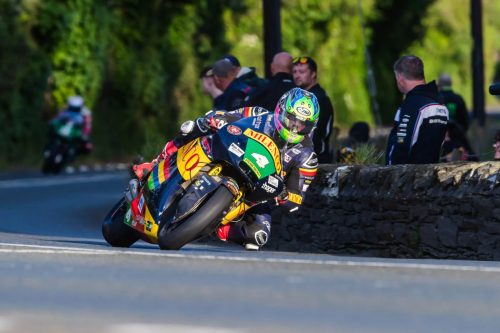 Jamie Coward auf der Milenco by Padgetts Paton Nummer 4 in Schräglage vor Zuschauern – Isle of Man TT 2026 Qualifying Sportbike