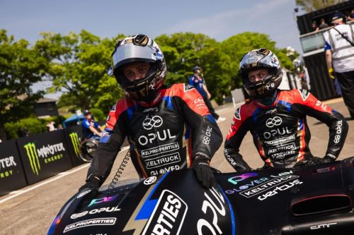 Ryan Crowe und Callum Crowe im OPUL-Kelproperties-Gespann am Start – Isle of Man TT 2026 Qualifying