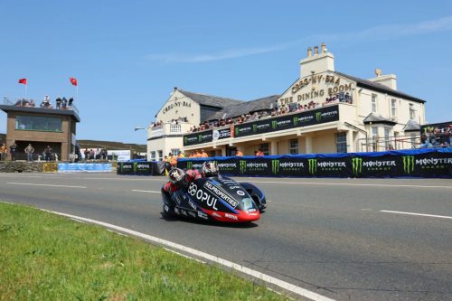 Ryan Crowe und Callum Crowe passieren den Creg-ny-Baa auf dem Mountain Course – Isle of Man TT 2026 Qualifying Sidecar