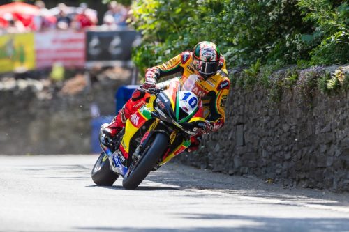 Peter Hickman mit Startnummer 10 auf der Triumph in Schräglage vor Zuschauern – Isle of Man TT 2026 Qualifying Supersport