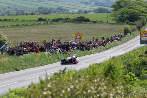 Sidecar-Gespann auf dem Mountain Course mit zahlreichen Zuschauern an der Strecke – Isle of Man TT 2026 Qualifying