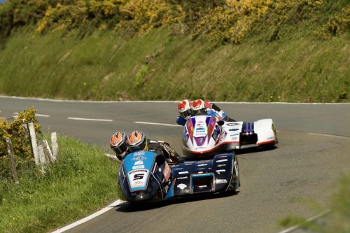 Lee Crawford und Scott Hardie mit Startnummer 5 im Sidecar auf dem Mountain Course – Isle of Man TT 2026 Qualifying