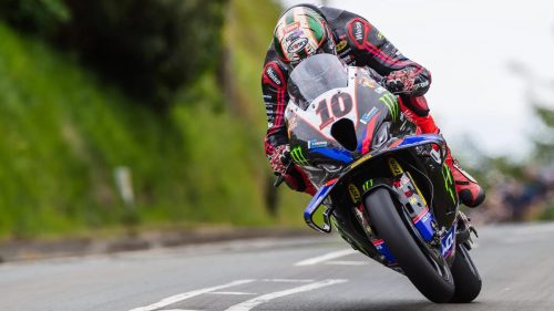 Peter Hickman auf der 8TEN Racing BMW S1000RR in Schräglage auf dem Mountain Course – Superbike TT Isle of Man 2026