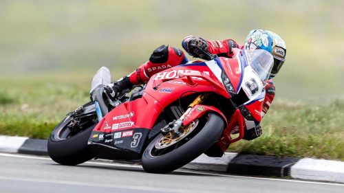 Dean Harrison auf der Honda Racing UK Honda mit Startnummer 3 in Schräglage auf der Bergstrecke – Superbike TT Isle of Man 2026