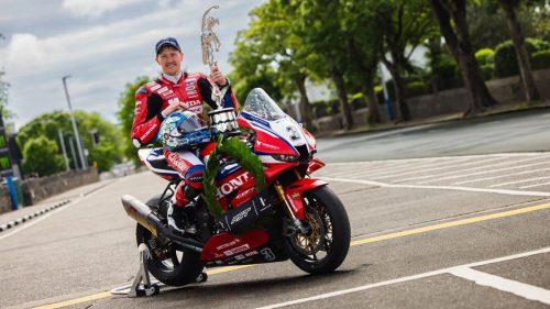 Dean Harrison feiert seinen sechsten Superbike-TT-Sieg auf der Honda CBR1000RR mit Pokal und Lorbeerkranz – Isle of Man TT 2026