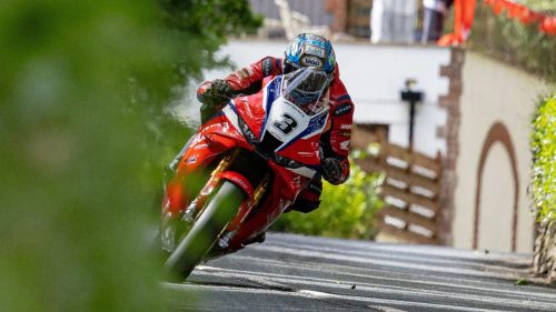 Dean Harrison auf der Honda Racing UK Honda mit Startnummer 3 durch eine Ortschaft mit Hecken und weißen Häusern – Superbike TT Isle of Man 2026