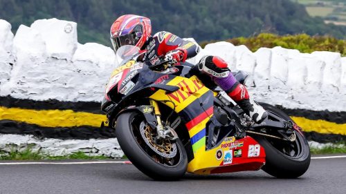 Mitch Rees auf der Padgetts Honda in Schräglage am Mountain Course – Superbike TT Isle of Man 2026