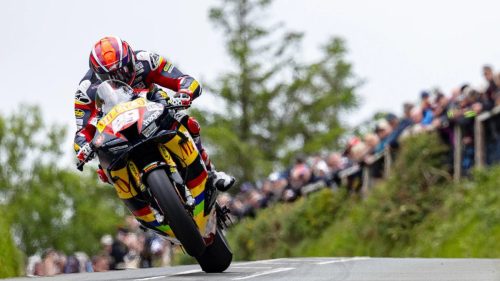 Mitch Rees auf der Padgetts Honda über eine Kuppe vor Zuschauern auf dem Mountain Course – Superbike TT Isle of Man 2026