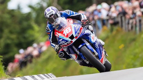 Paul Jordan auf der Prosper Racing Honda in Schräglage vor Zuschauern auf dem Mountain Course – Superbike TT Isle of Man 2026