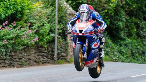 Paul Jordan hebt auf der Prosper Racing Honda über eine Kuppe ab – 130mph Club Isle of Man TT 2026