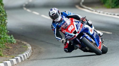 Paul Jordan auf der Prosper Racing Honda in Schräglage am Randstein auf dem Mountain Course – Isle of Man TT 2026