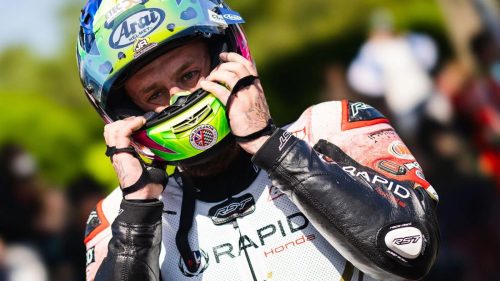 Jamie Coward Porträt mit Arai-Helm in Rapid Honda Lederkombi im Fahrerlager – Superbike TT Isle of Man 2026