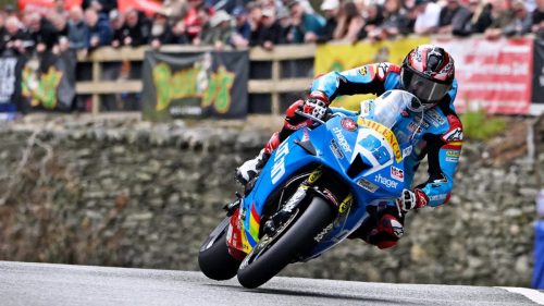 Mitchell Rees in Schraeglage auf der Milenco by Padgett's Honda mit Startnummer 29 vor Steinmauer und Zuschauern - Monster Energy Supersport TT Race 2, Isle of Man TT 2026