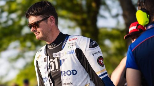 Conor Cummins mit Sonnenbrille und weisser Lederkombi im Fahrerlager vor dem Start - Monster Energy Supersport TT Race 2, Isle of Man TT 2026