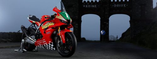 John McGuinness Honda CBR1000RR vor dem Marine Drive Gate auf der Isle of Man – Panoramaaufnahme zum 30-jährigen TT-Jubiläum 2026