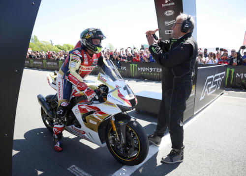 Isle of Man TT 2022 - SuperBike 1 (11)