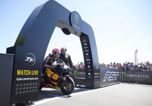 Isle of Man TT 2022 - SuperBike 1 (14)