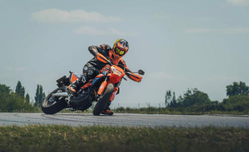 KTM 690 SMC R - 2023 MotorcyclesNews (1)