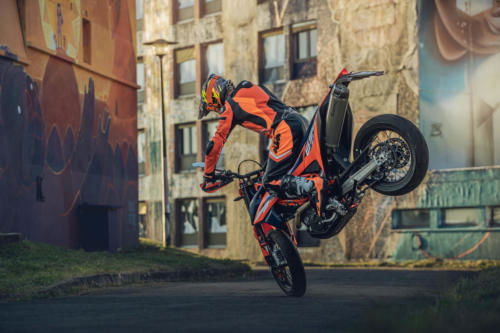 KTM 690 SMC R - 2023 MotorcyclesNews (10)