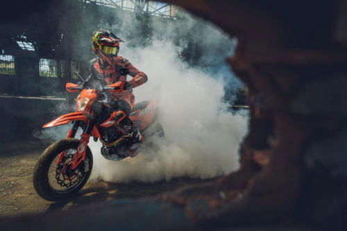 KTM 690 SMC R - 2023 MotorcyclesNews (14)