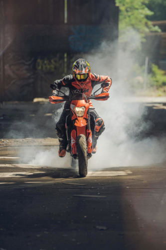 KTM 690 SMC R - 2023 MotorcyclesNews (18)