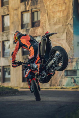 KTM 690 SMC R - 2023 MotorcyclesNews (2)