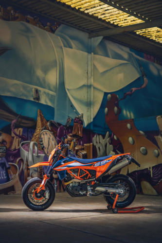 KTM 690 SMC R - 2023 MotorcyclesNews (25)