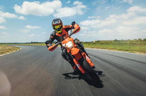 KTM 690 SMC R - 2023 MotorcyclesNews (3)