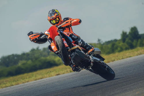 KTM 690 SMC R - 2023 MotorcyclesNews (5)