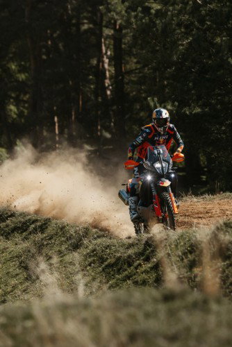 KTM 890 Adventure R Rally 2026 auf Waldweg mit Staubwolke – Frontansicht Hochformat Offroad