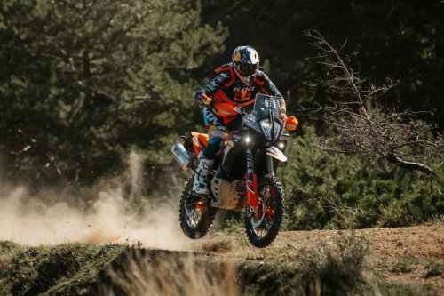 KTM 890 Adventure R Rally 2026 beim Sprung ueber Gelaendekuppe – Seitenansicht links Offroad