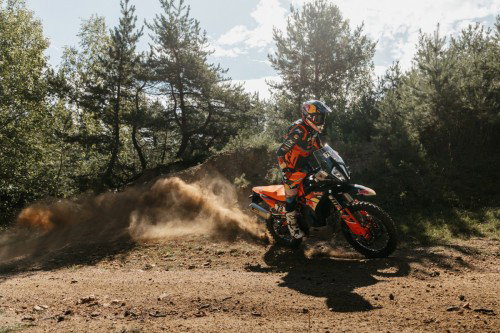 KTM 890 Adventure R Rally 2026 beim Driften auf Schotter mit Staubwolke – Seitenansicht Offroad
