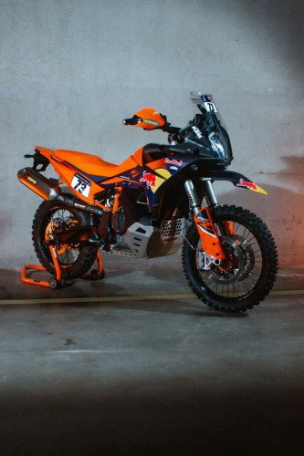 KTM 890 Adventure R Rally 2026 auf Montagestaender in Garage – Hochformat Seitenansicht rechts mit Betonwand