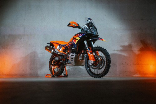 KTM 890 Adventure R Rally 2026 auf Montagestaender in Garage – Seitenansicht rechts mit warmem Licht