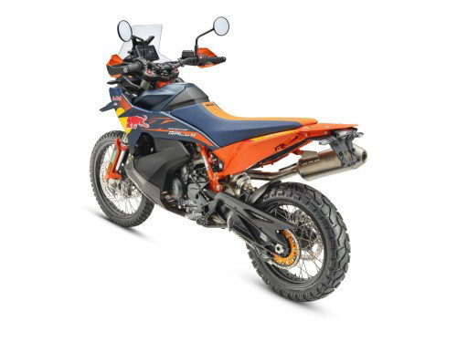 KTM 890 Adventure R Rally 2026 Studioaufnahme 45 Grad hinten links – Heckansicht mit Akrapovic Auspuff