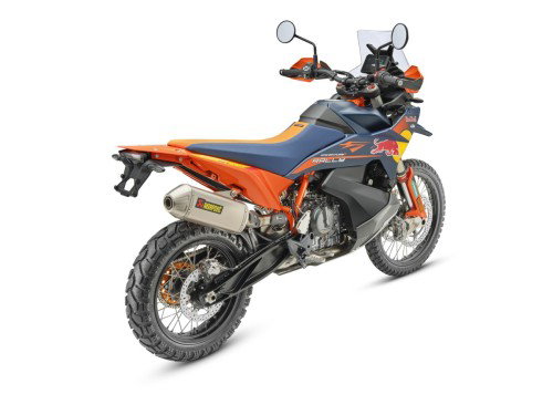 KTM 890 Adventure R Rally 2026 Studioaufnahme 45 Grad hinten rechts – Akrapovic Auspuff und Schwinge
