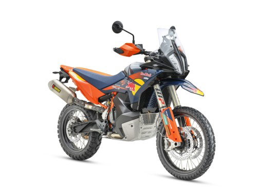 KTM 890 Adventure R Rally 2026 Studioaufnahme 45 Grad vorne rechts – Red Bull Lackierung weisser Hintergrund