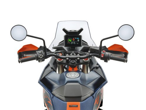KTM 890 Adventure R Rally 2026 Studioaufnahme Cockpit – TFT-Display Lenker Windschild und Handprotektoren