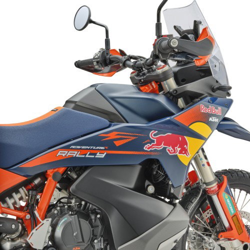 KTM 890 Adventure R Rally 2026 Studioaufnahme Frontverkleidung Detail – Red Bull Dekor Scheinwerfer und Windschild