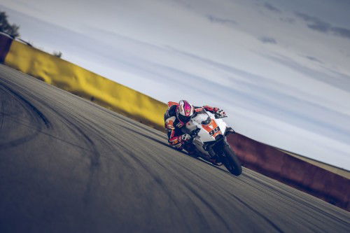 KTM-990-RC-R-Track-2026_Action_01