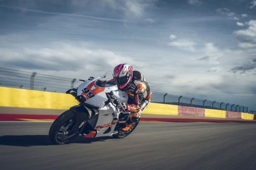 KTM-990-RC-R-Track-2026_Action_03