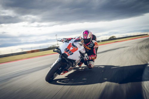 KTM-990-RC-R-Track-2026_Action_04