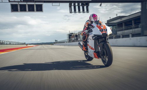 KTM-990-RC-R-Track-2026_Action_06