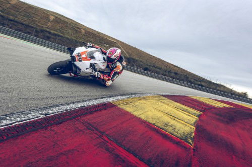 KTM-990-RC-R-Track-2026_Action_09